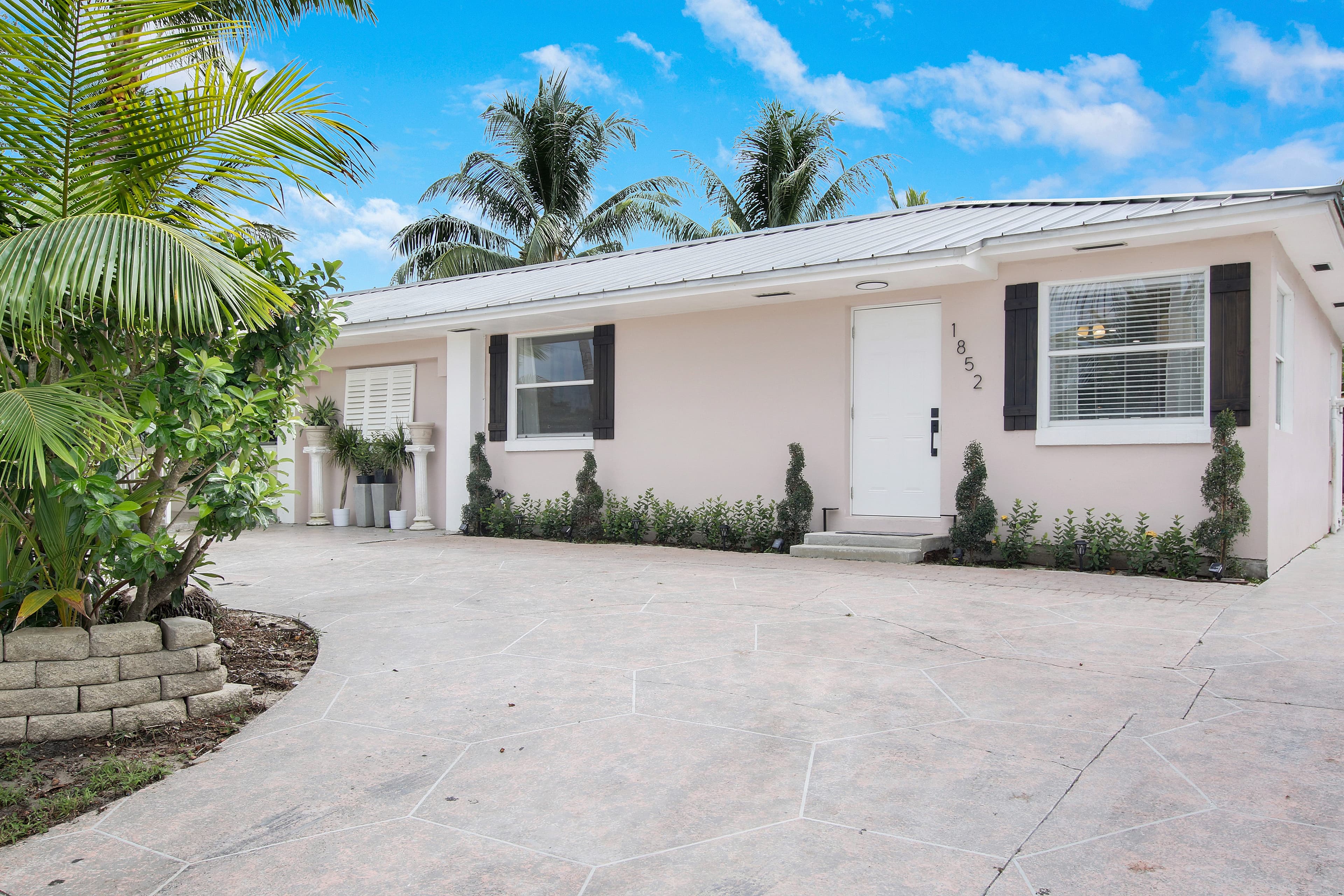 Coastal Bungalow - 3BR Near the Beach - Photo 1