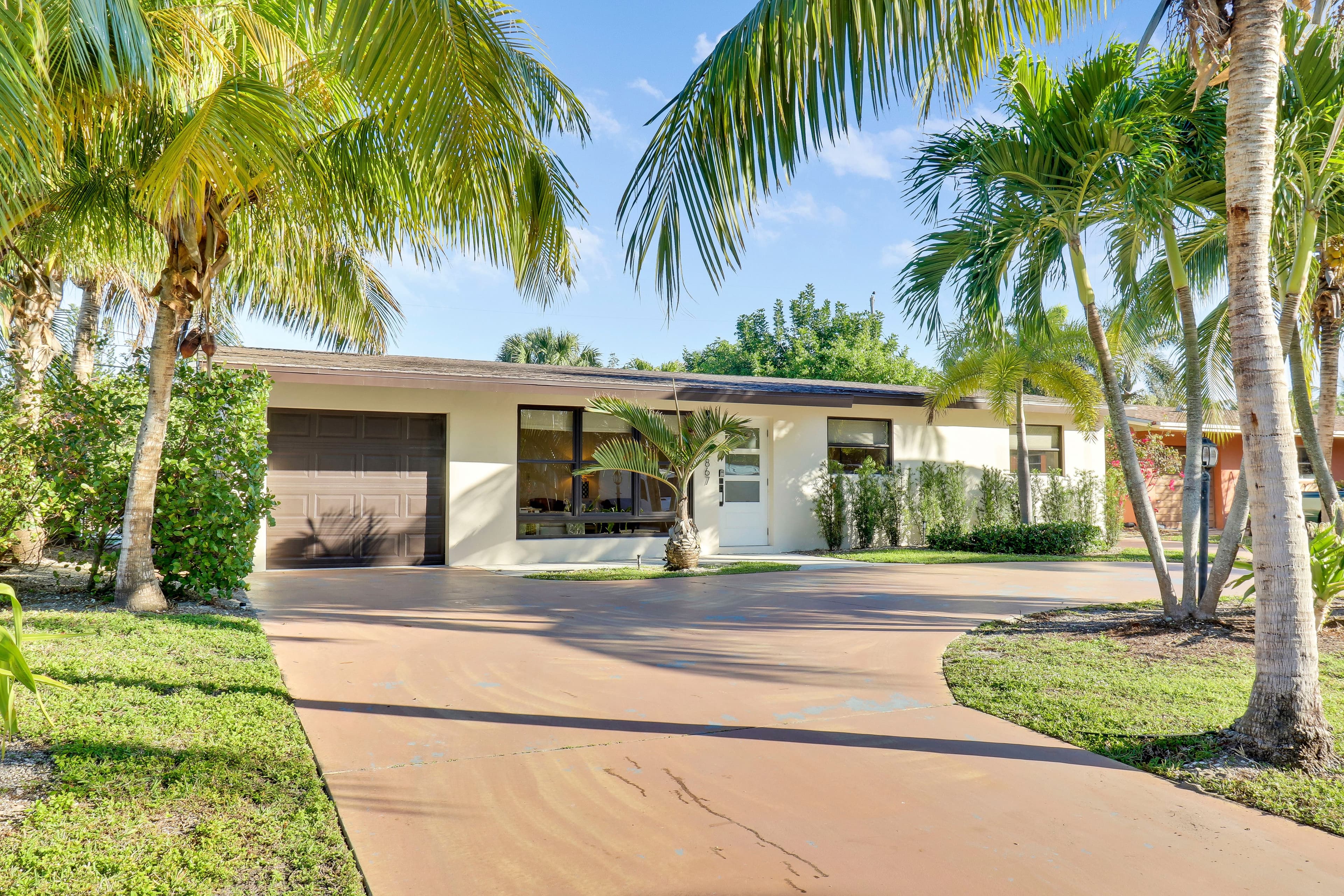 The Palm - 4BR Home Near the Beach - Photo 1